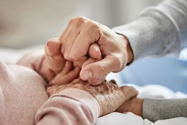 9 توصیه کاربردی برای نگهداری از سالمندان 15 نگهداری از سالمندان تنها